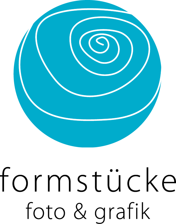 Logo formstücke, ein blauer Kreis mit einer weißen Spirale, darunter der Schriftzug formstücke