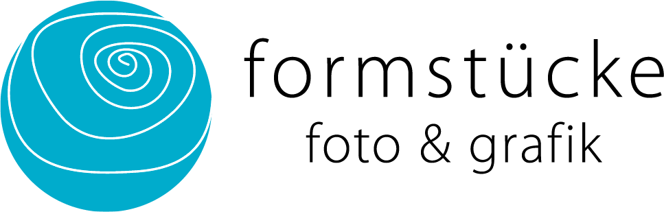 Logo formstücke, ein blauer Kreis mit einer weißen Spirale, rechts daneben der Schriftzug formstücke