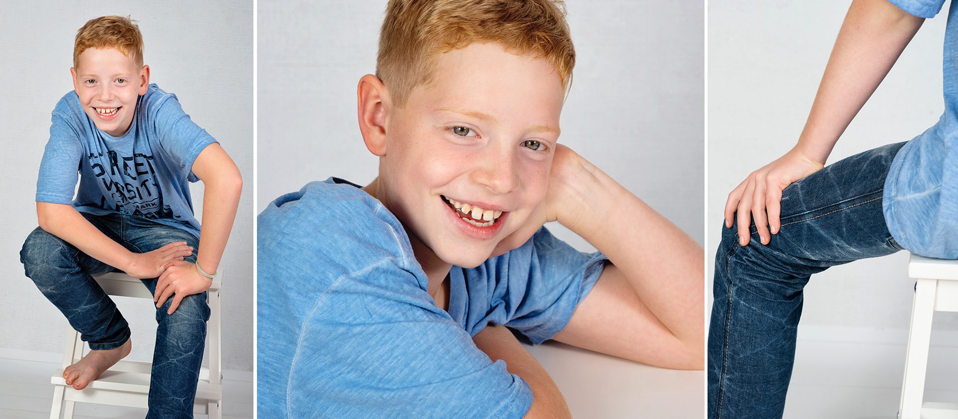 Schulfotografie: Junge im blauen T-Shirt und in Jeans sitzt auf einem weißen Hocker und lacht in die Kamera