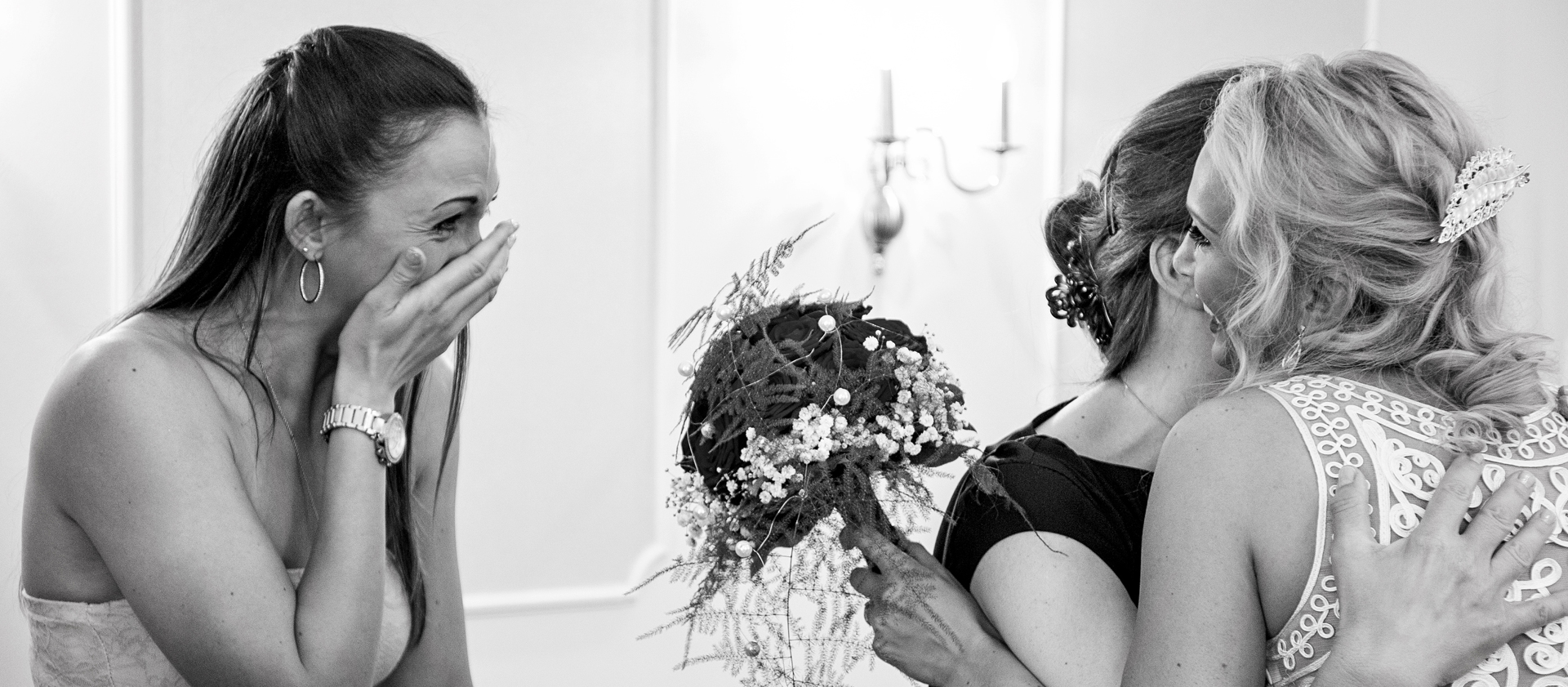 Eine Freundin ist nach der Trauung ganz gerührt und schaut die Braut an
