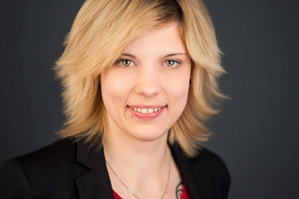 Bewerbungsfoto einer blonden Frau