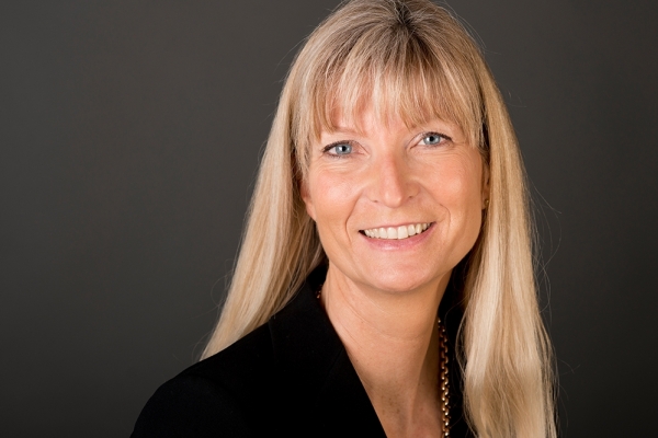 Bewerbungsfoto einer blonden Frau